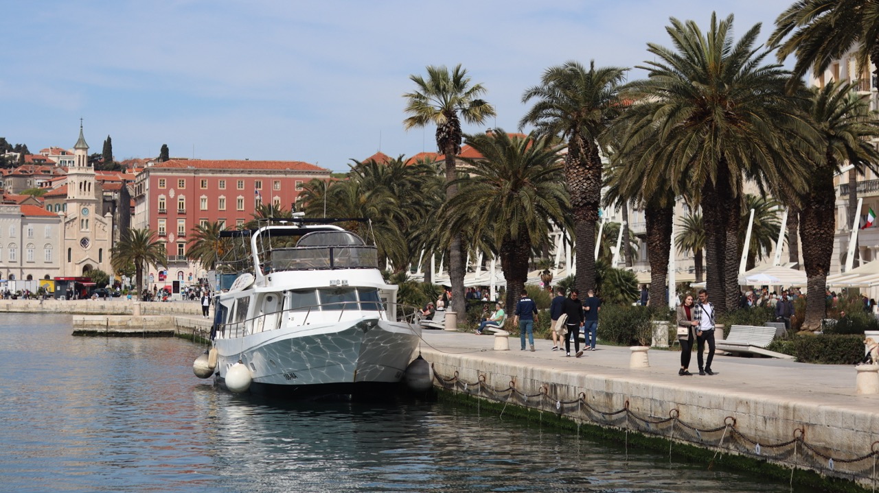 Split kikötő hajóval